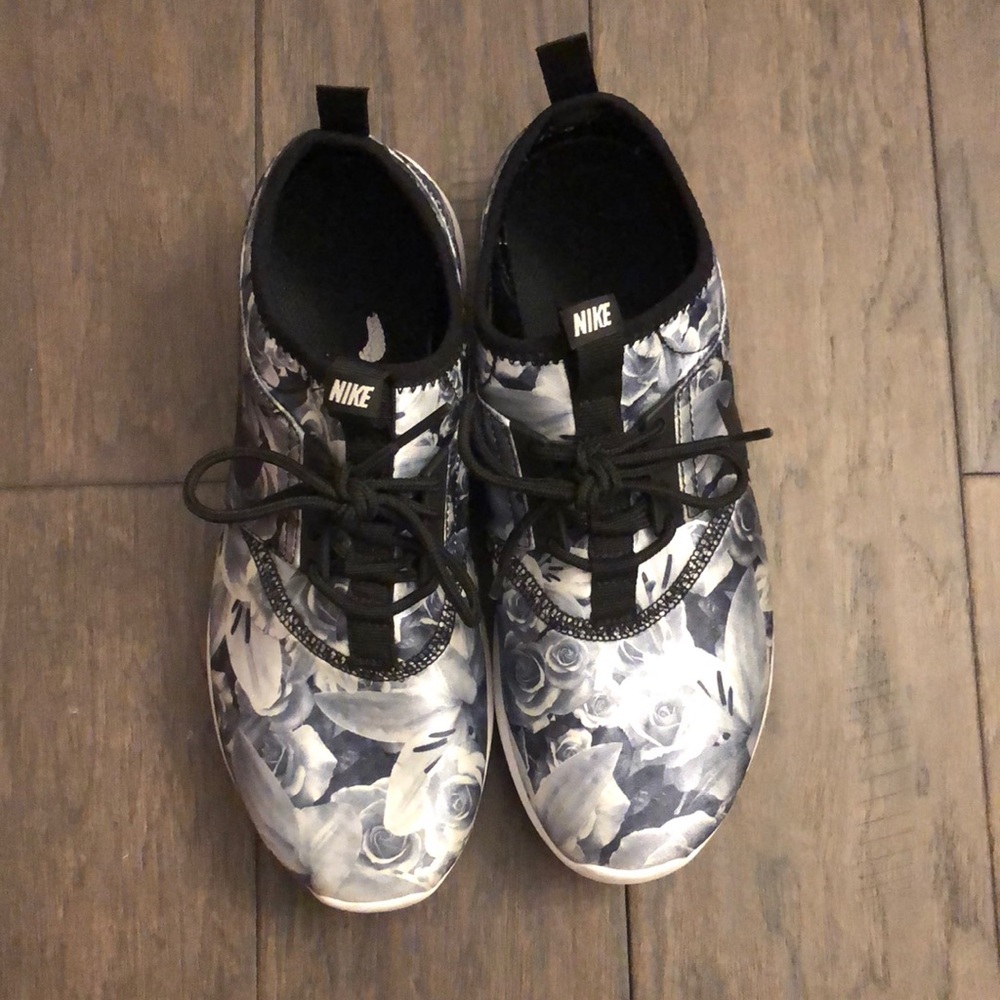 Nike Juvenate Flo Print, Size 8